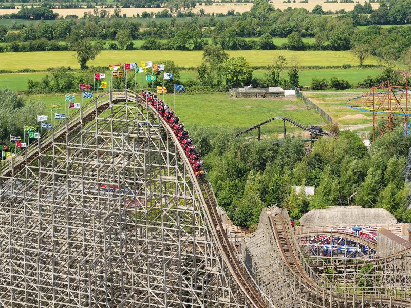 A wide view of the Cu Chulainn ride descending a steep slope.