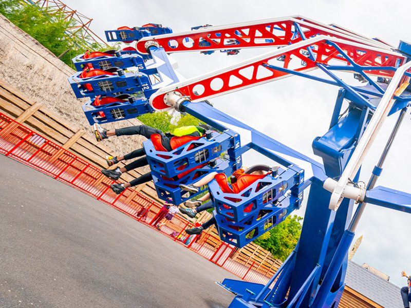 The Endeavour ride in motion with children on it.